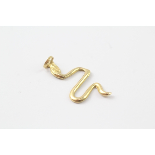 158 - 18ct gold snake pendant (0.6g)