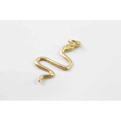 158 - 18ct gold snake pendant (0.6g)