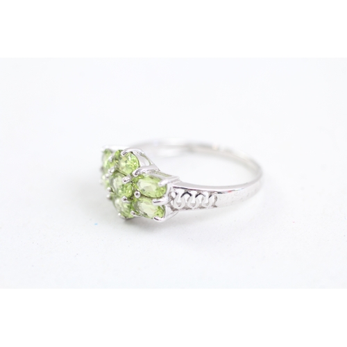 161 - 9ct gold oval cut peridot dress ring (2.4g) Size N