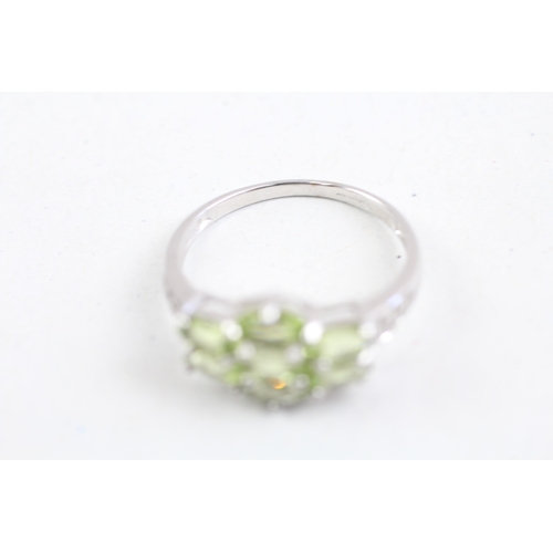 161 - 9ct gold oval cut peridot dress ring (2.4g) Size N