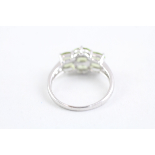 161 - 9ct gold oval cut peridot dress ring (2.4g) Size N