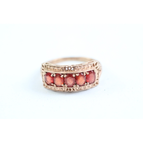 162 - 9ct gold patterned red gemstone dress ring (3g) Size N