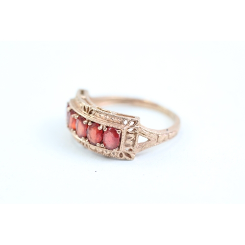 162 - 9ct gold patterned red gemstone dress ring (3g) Size N