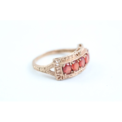 162 - 9ct gold patterned red gemstone dress ring (3g) Size N