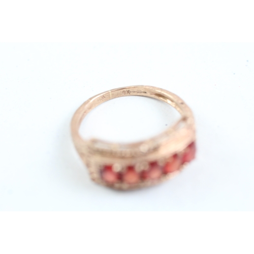 162 - 9ct gold patterned red gemstone dress ring (3g) Size N