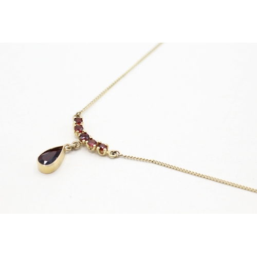 166 - 9ct gold and garnet pendant on chain (2g)