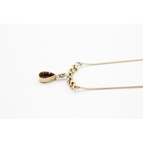 166 - 9ct gold and garnet pendant on chain (2g)