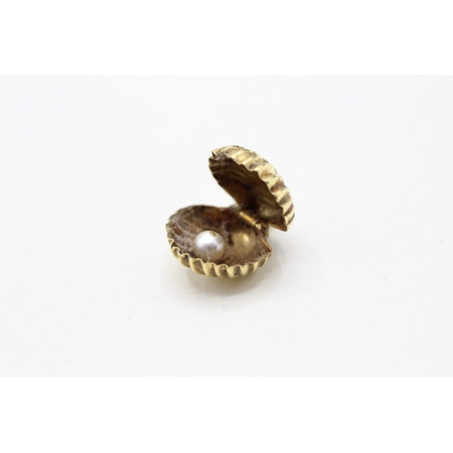 167 - 9ct gold clam shell charm with faux pearl (2.4g)