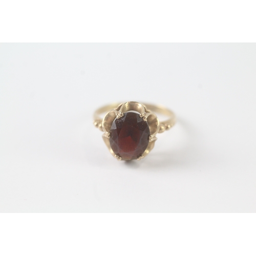 179 - 9ct gold and garnet ring (2.2g) Size K