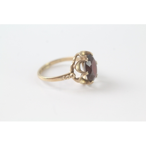 179 - 9ct gold and garnet ring (2.2g) Size K