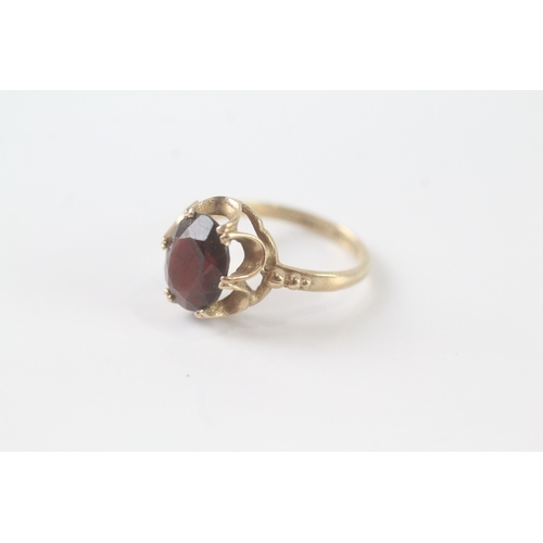 179 - 9ct gold and garnet ring (2.2g) Size K