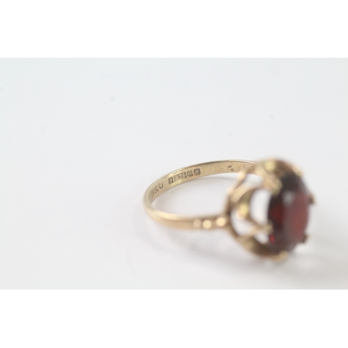 179 - 9ct gold and garnet ring (2.2g) Size K