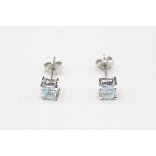 19 - 9ct gold topaz stud earrings (1g)