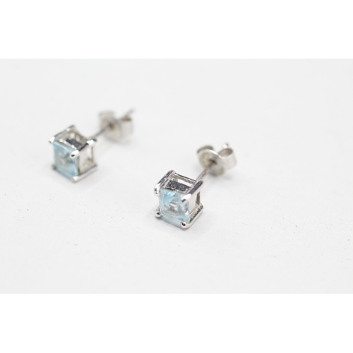 19 - 9ct gold topaz stud earrings (1g)