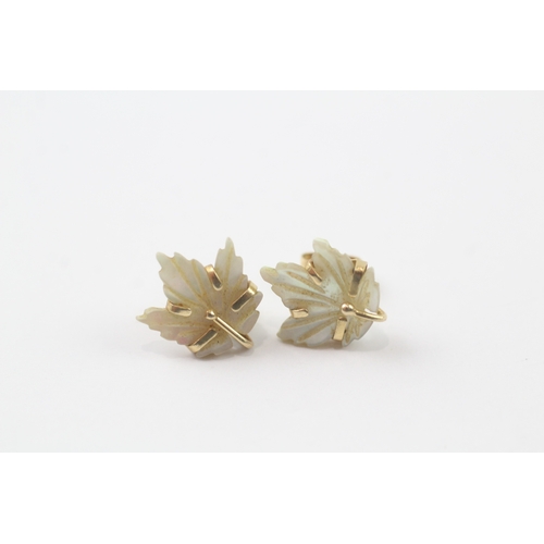 190 - 14ct gold mother of pearl leaf stud earrings (1.1g)