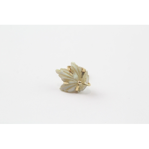 190 - 14ct gold mother of pearl leaf stud earrings (1.1g)