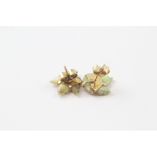 190 - 14ct gold mother of pearl leaf stud earrings (1.1g)