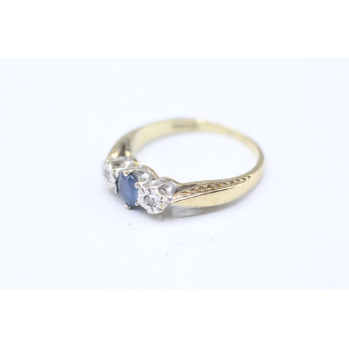 20 - 9ct gold illusion set diamond and sapphire trilogy ring (2.3g) Size M