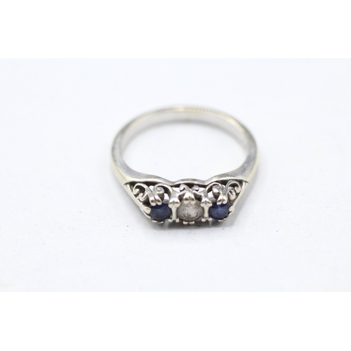 44 - 14ct gold blue and white sapphire set trilogy ring (3g) Size L 1/2