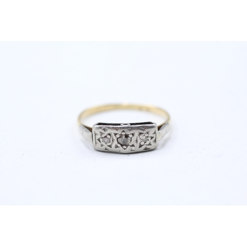 46 - 18ct gold illusion set diamond trilogy ring (1.6g) Size L