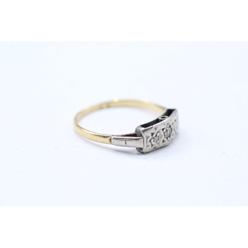 46 - 18ct gold illusion set diamond trilogy ring (1.6g) Size L