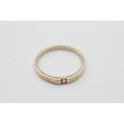 59 - 9ct gold pink sapphire set stacking band ring (2.3g) Size U