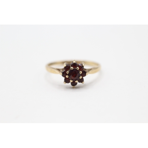 79 - 9ct gold garnet flower cluster ring (1.3g) Size L