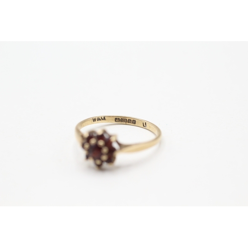 79 - 9ct gold garnet flower cluster ring (1.3g) Size L