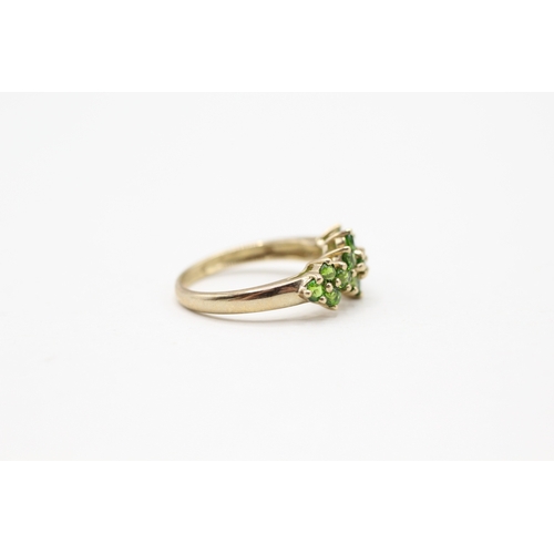 91 - 9ct gold and green gemstone set ring (2.2g) Size N