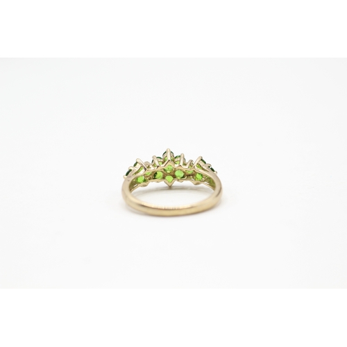 91 - 9ct gold and green gemstone set ring (2.2g) Size N