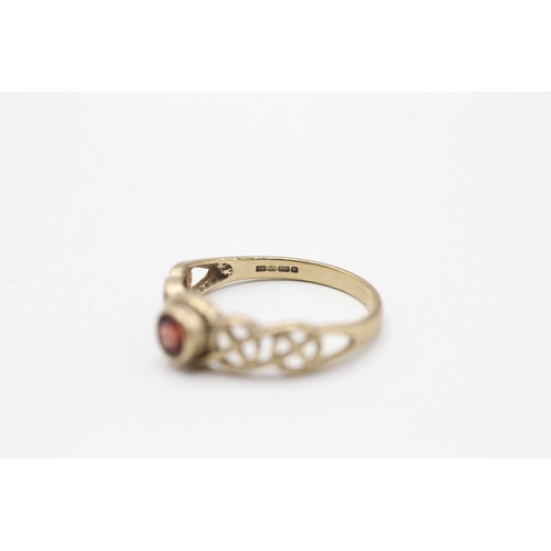 94 - 9ct gold and garnet ring with twisted design band (1.6g) Size N