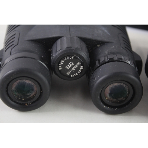 416 - Rubber-Coated Waterproof Binoculars Inc Bushnell w/ Original Case Working x 2