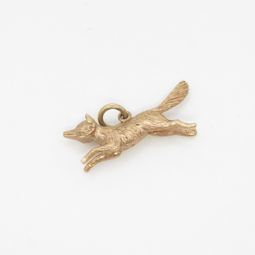 105 - 9ct gold fox charm (2.3g)