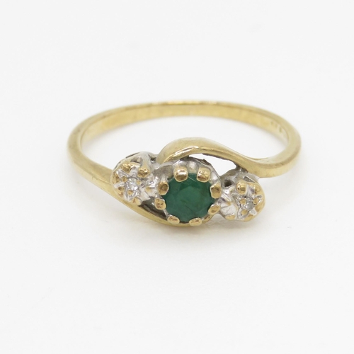 118 - 9ct gold diamond and emerald set trilogy ring (1.6g) Size L 1/2