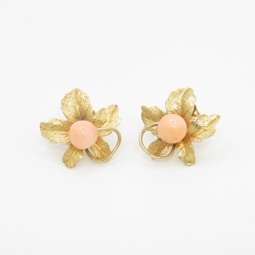 122 - 9ct gold floral coral stud earrings (1.3g)