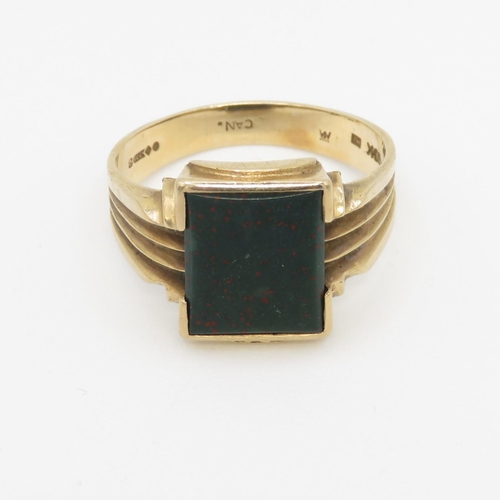 6 - 9ct gold vintage bloodstone set signet ring (4.2g) Size T