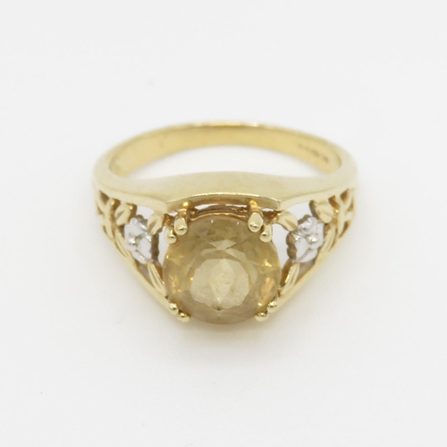 61 - 9ct gold claw set citrine ring (3.5g) Size L