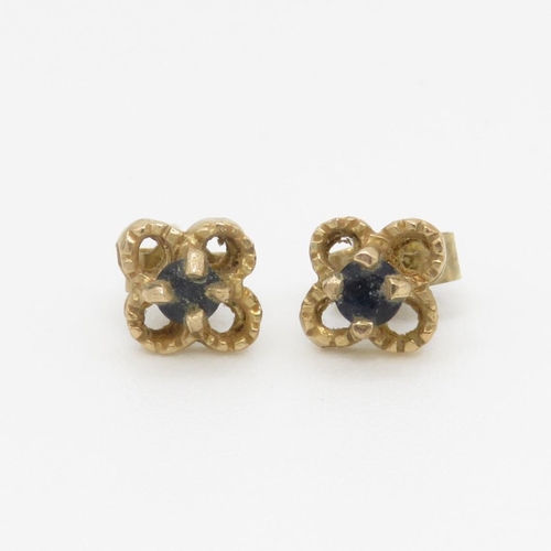 78 - 9ct gold sapphire flower stud earrings (0.8g)