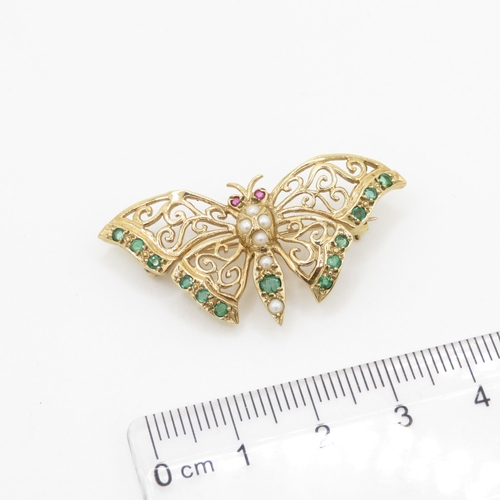 8 - 9ct gold ruby, emerald, and cultured pearl set butterfly brooch (4.6g)