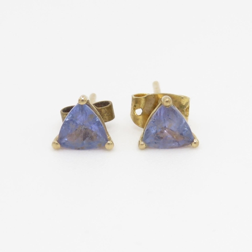 80 - 9ct gold tanzanite triangle stud earrings (1g)