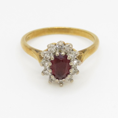 95 - 18ct gold diamond and garnet set cluster ring (4g) Size P