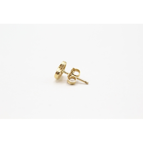 111 - 18ct gold cubic zirconia heart shape stud earrings (1.8g)