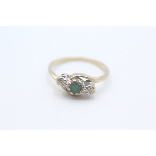 118 - 9ct gold diamond and emerald set trilogy ring (1.6g) Size L 1/2