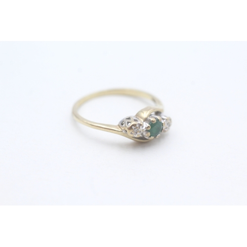 118 - 9ct gold diamond and emerald set trilogy ring (1.6g) Size L 1/2