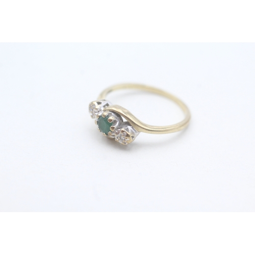 118 - 9ct gold diamond and emerald set trilogy ring (1.6g) Size L 1/2