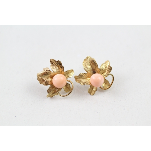 122 - 9ct gold floral coral stud earrings (1.3g)