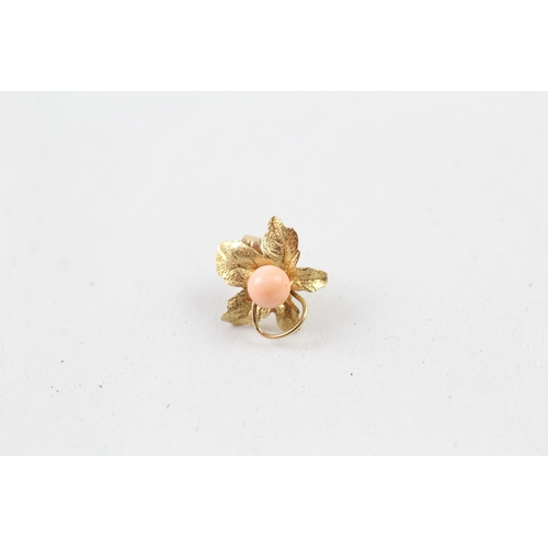 122 - 9ct gold floral coral stud earrings (1.3g)