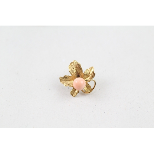 122 - 9ct gold floral coral stud earrings (1.3g)