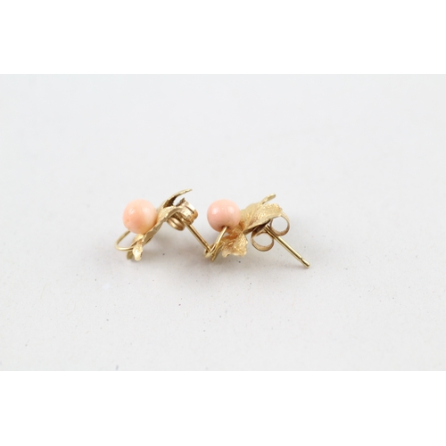 122 - 9ct gold floral coral stud earrings (1.3g)