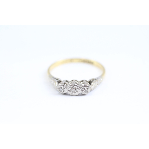 26 - 18ct gold diamond trilogy ring (2.1g) Size M 1/2